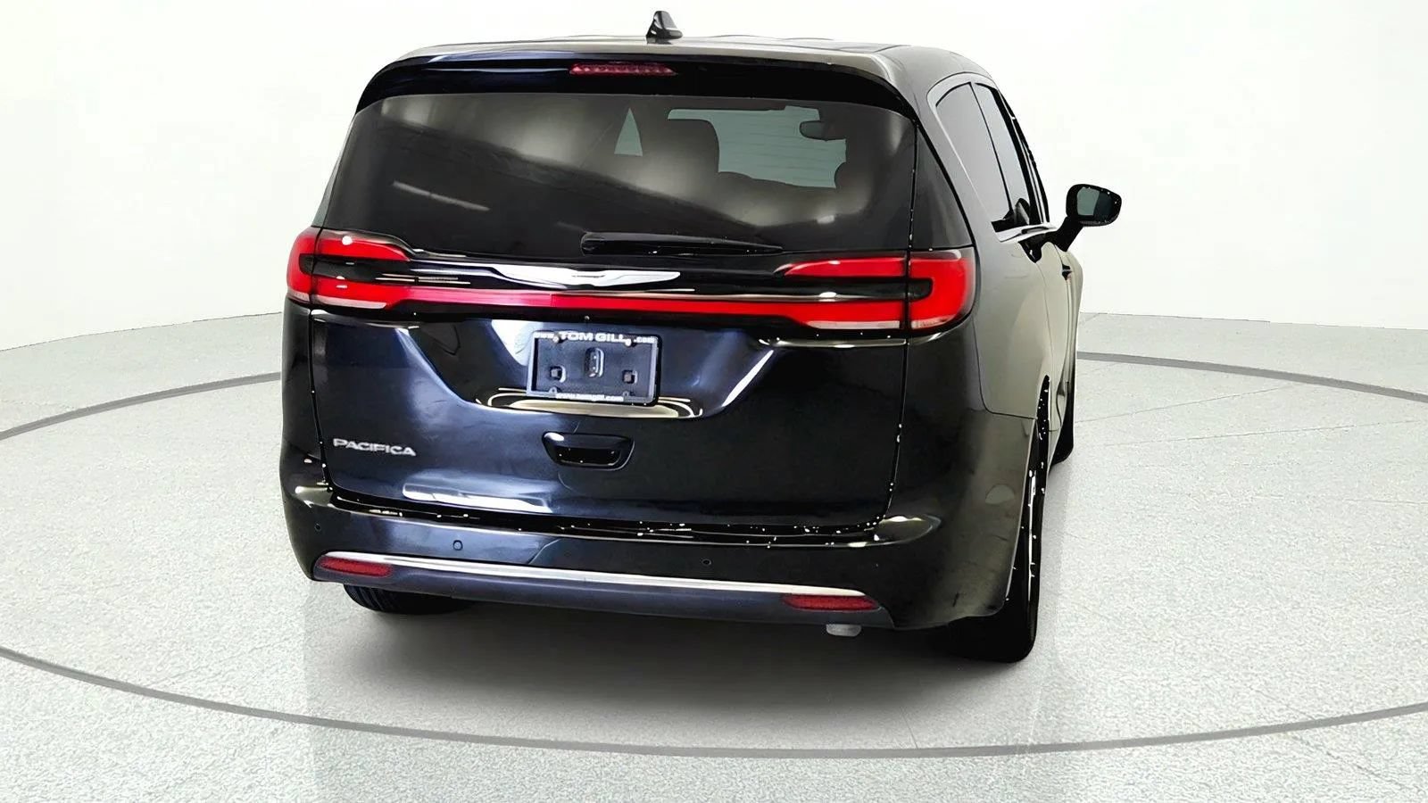 Used 2023 Chrysler Pacifica Touring-L FWD image 5