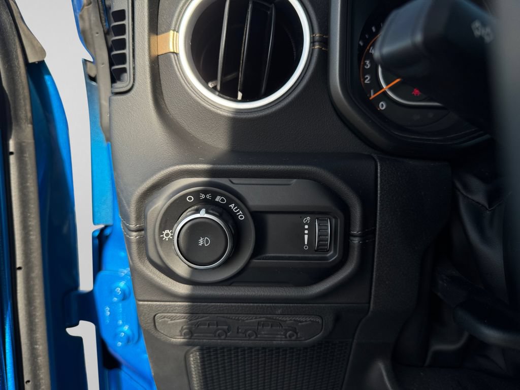 Used 2024 Jeep Wrangler Unlimited Sahara w/ Technology Group AWD/4WD image 18