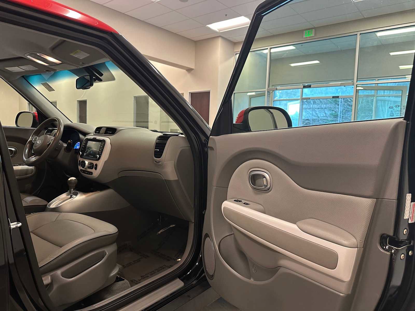 Used 2016 Kia Soul EV + image 28