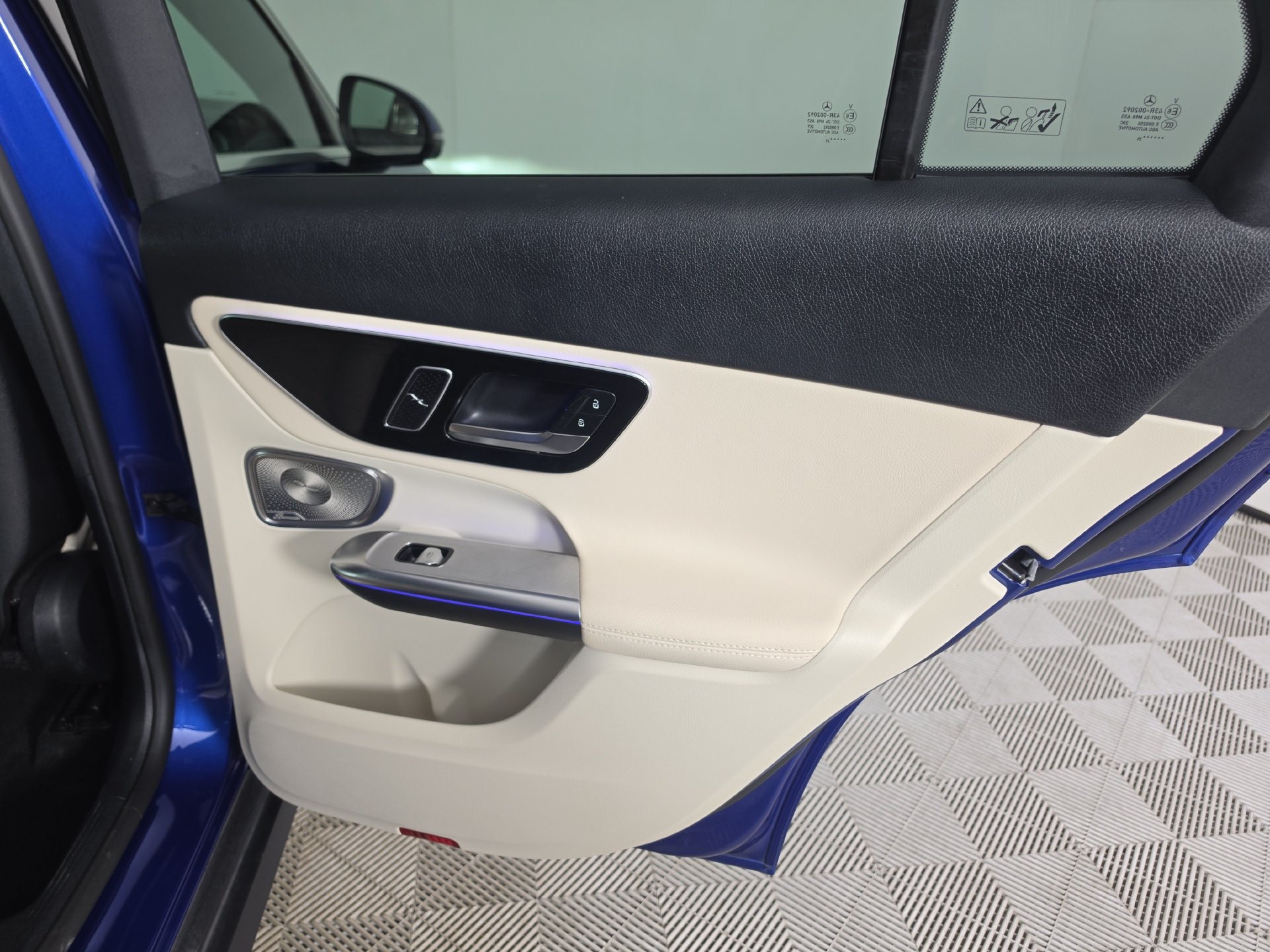 Used 2025 Mercedes-Benz GLC 300 image 39