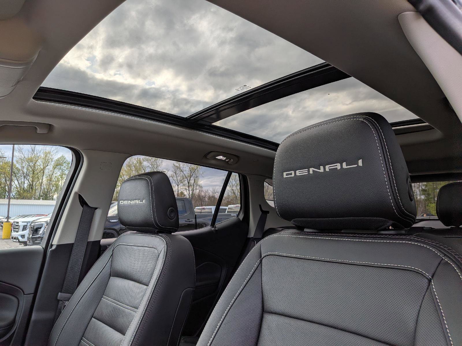 Used 2024 GMC Terrain Denali w/ Denali Premium Package AWD/4WD image 16