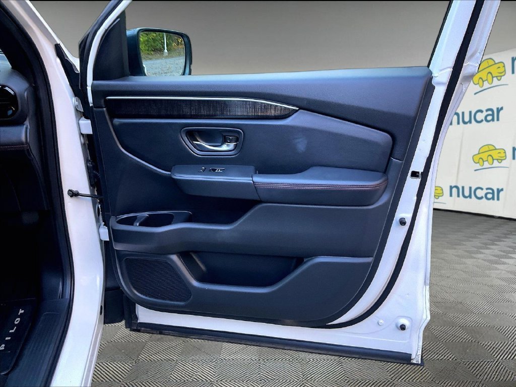 Used 2025 Honda Pilot Black Edition image 12
