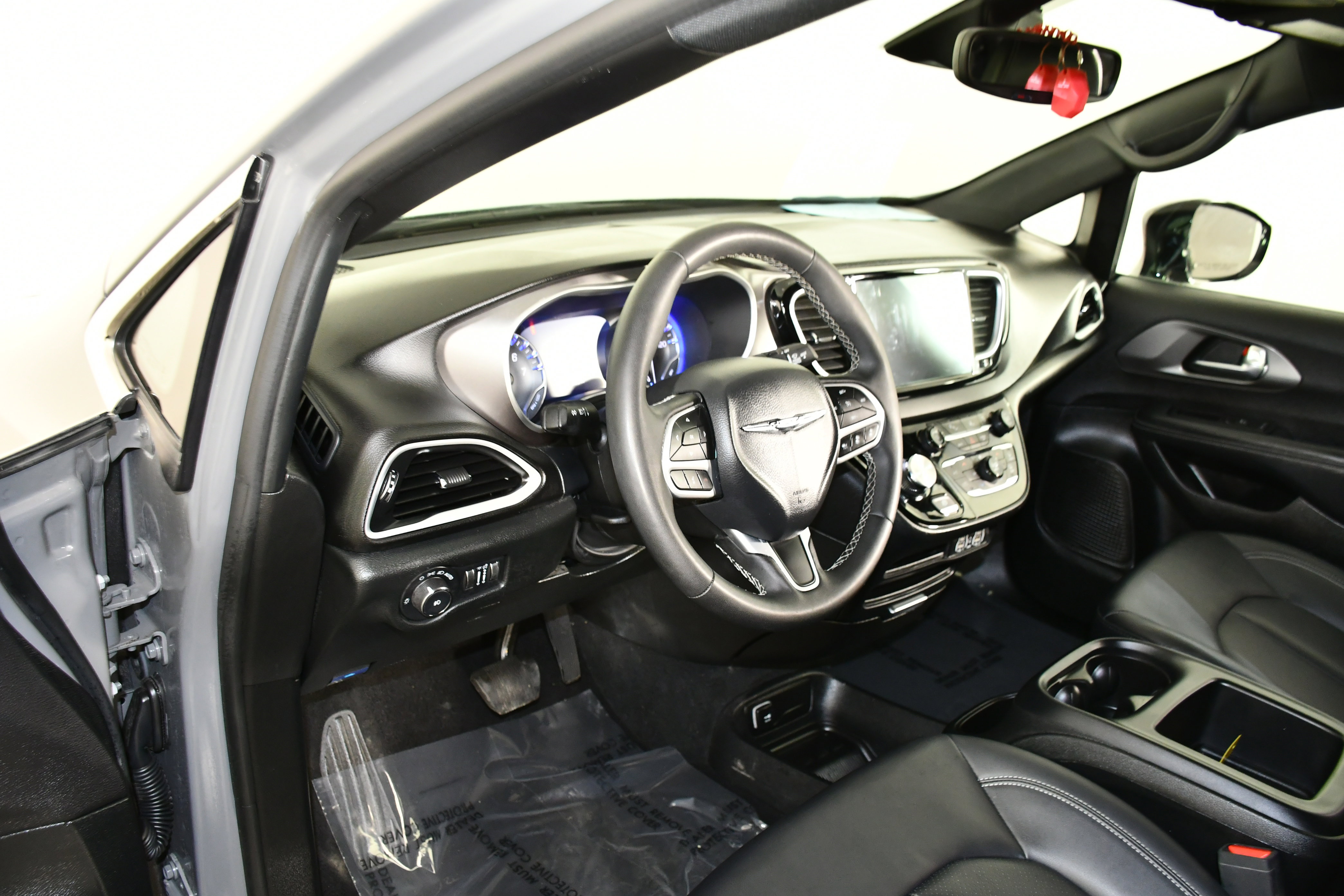 Used 2025 Chrysler Pacifica Select image 37