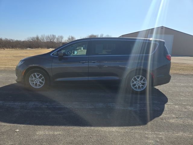 Used 2020 Chrysler Pacifica Touring w/ Cold Weather Group image 3