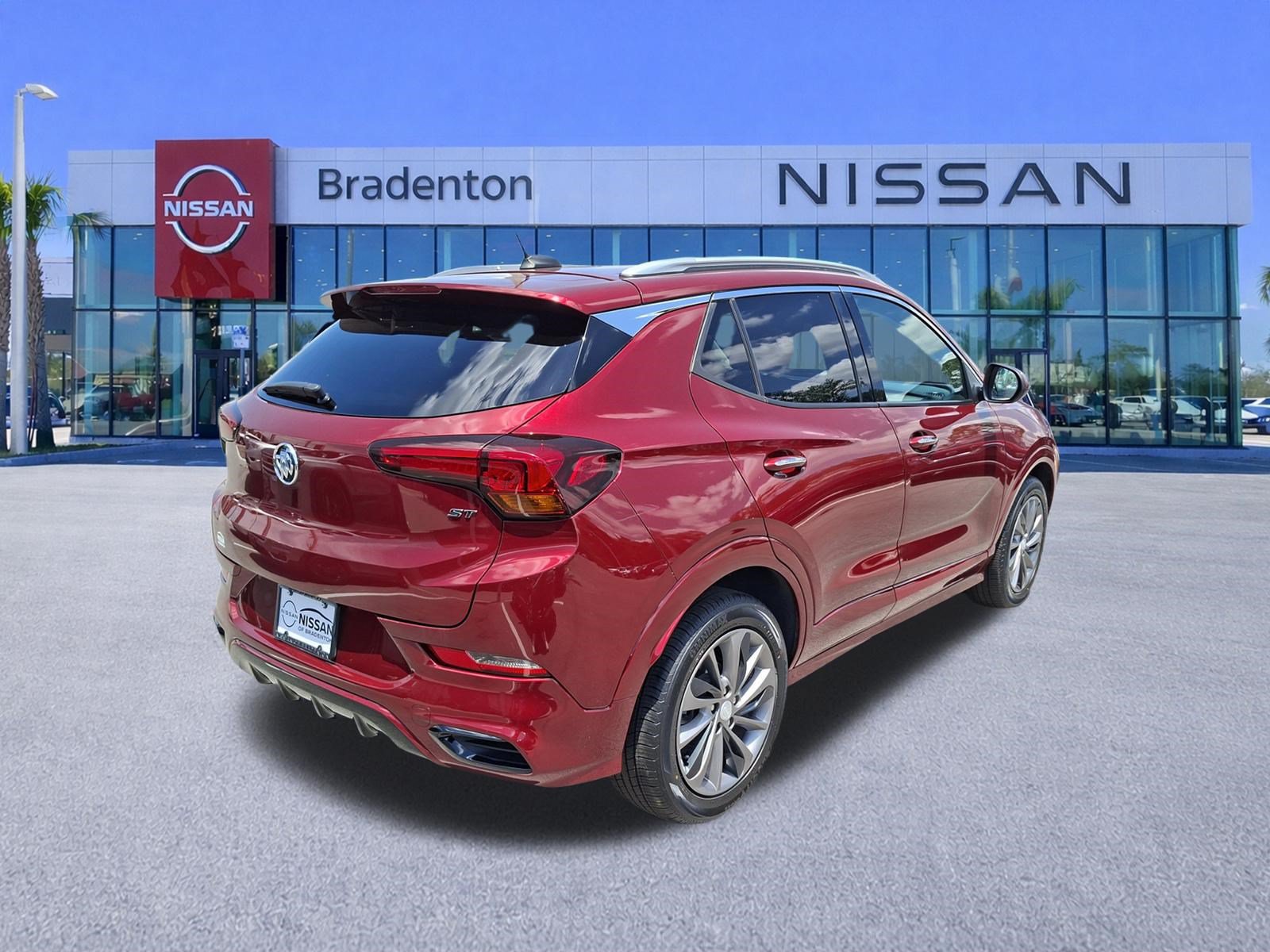 Used 2022 Buick Encore GX Essence w/ Sport Touring Package FWD image 5