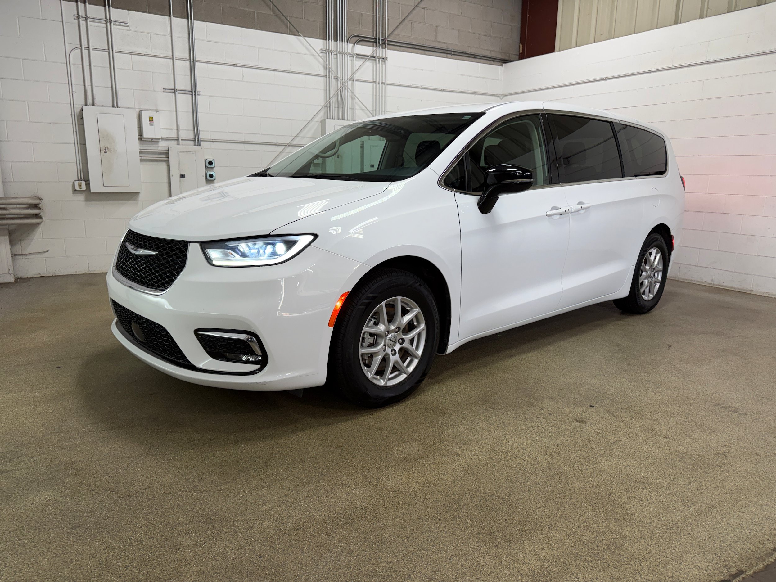 Used 2024 Chrysler Pacifica Touring-L FWD image 2