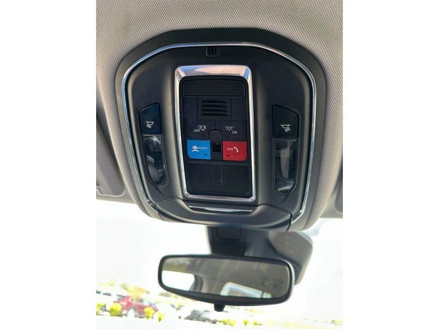Used 2023 Jeep Grand Cherokee Laredo AWD/4WD image 48