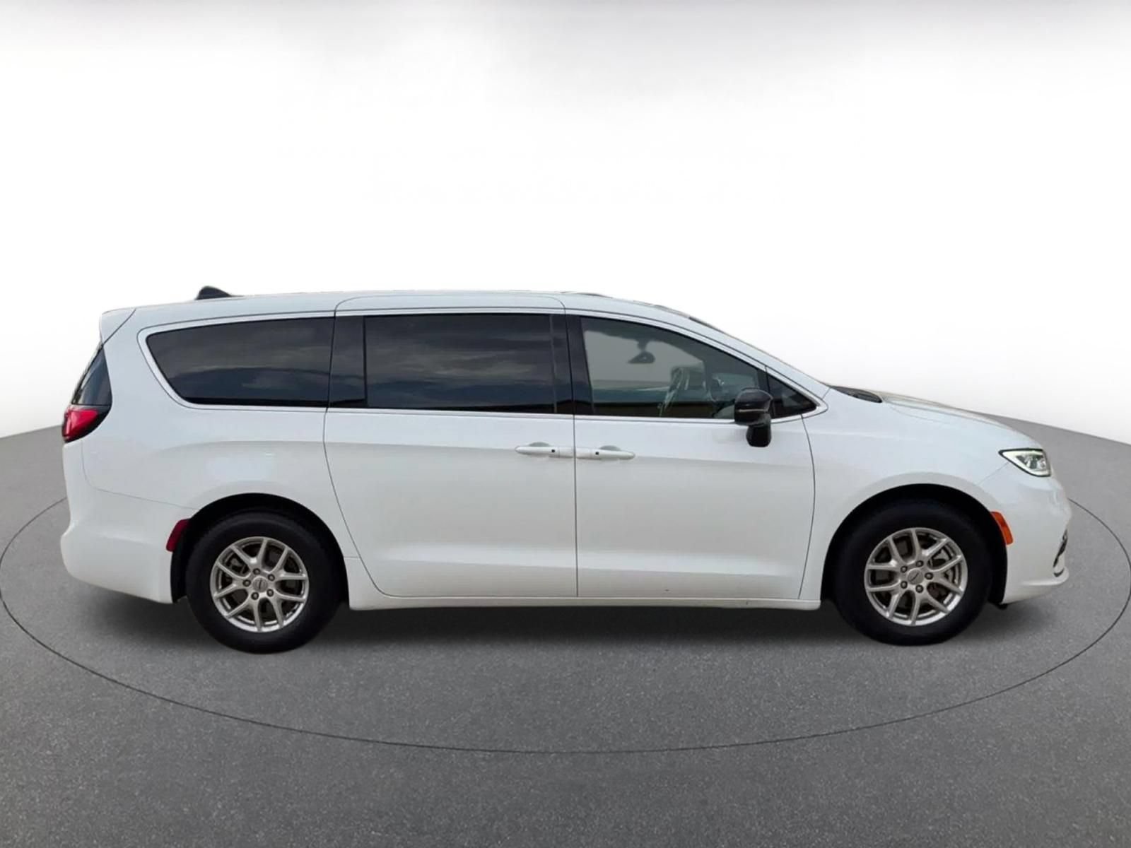 Used 2025 Chrysler Pacifica Select FWD image 15