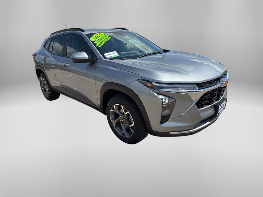 Used 2025 Chevrolet Trax LT FWD image 6