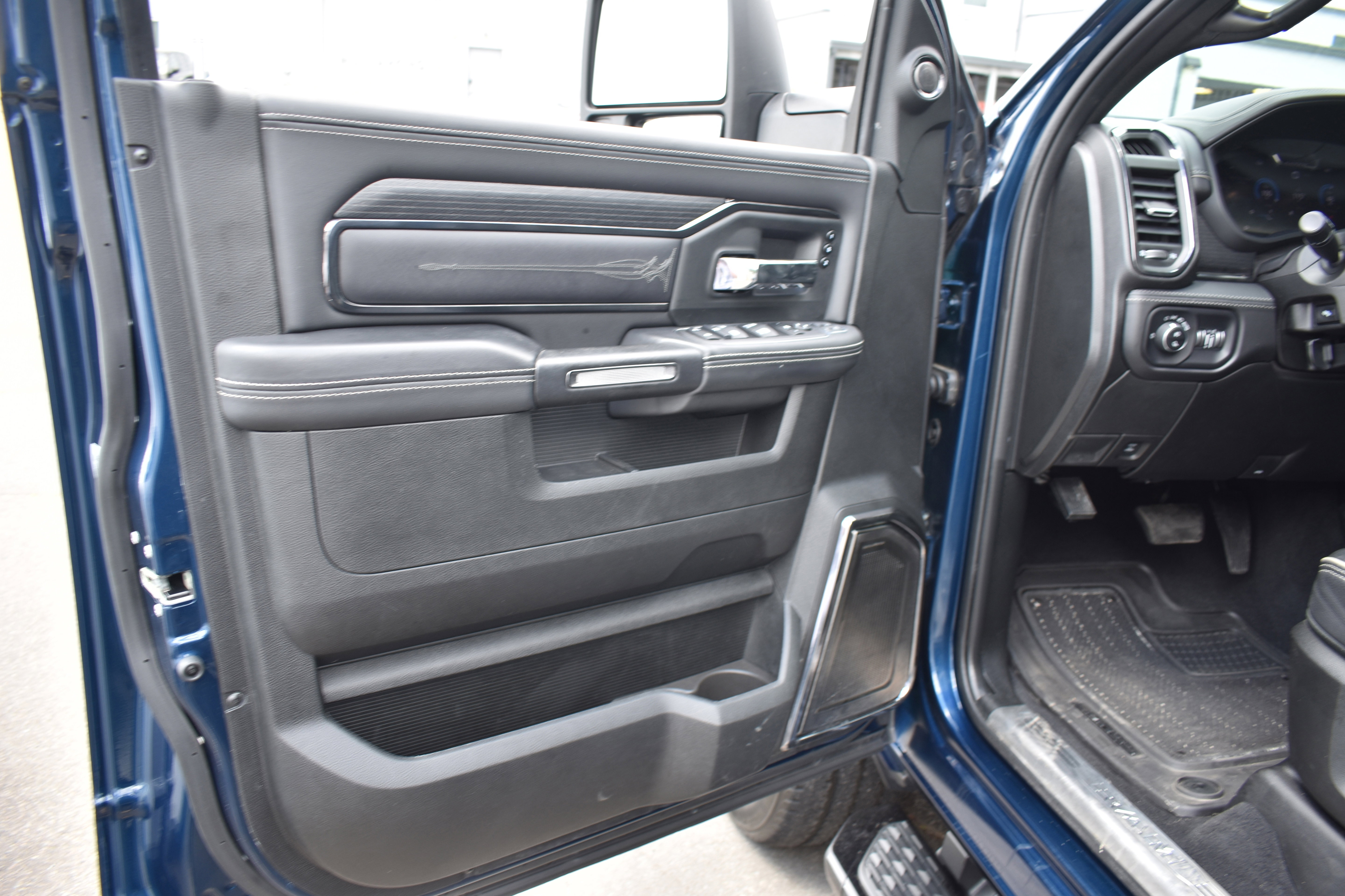 Used 2024 RAM 2500 Limited AWD/4WD image 24