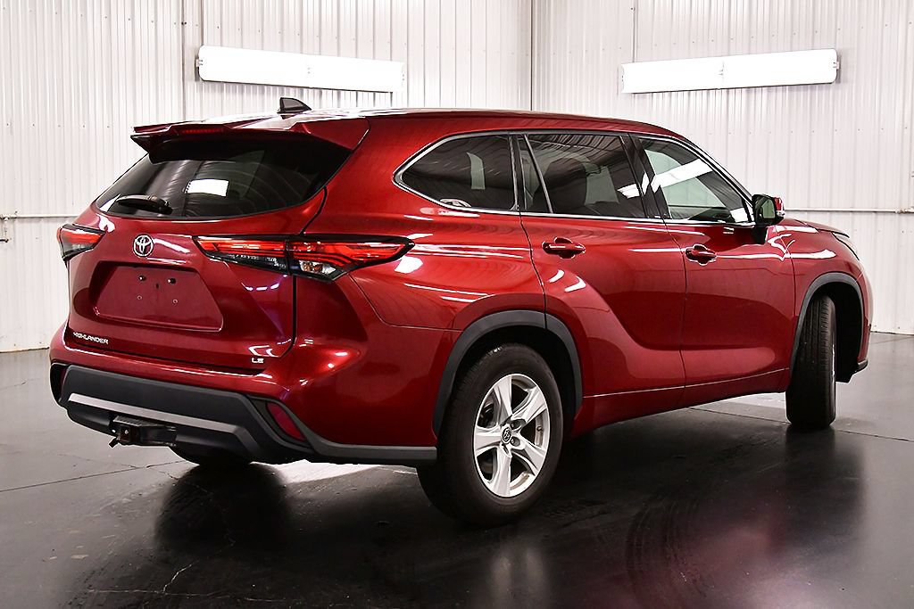 Used 2022 Toyota Highlander LE FWD image 7