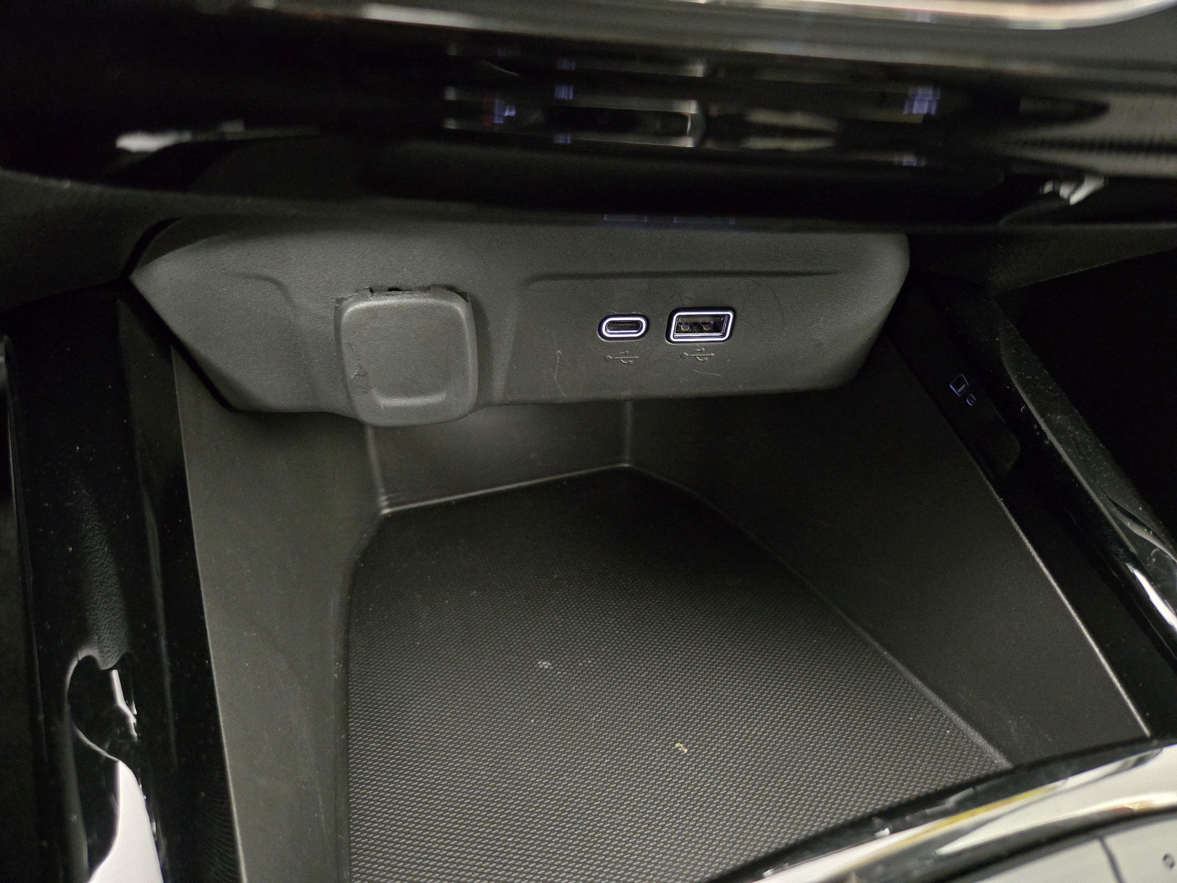 Certified 2025 Chevrolet Trax LT w/ LT Convenience Package FWD image 26