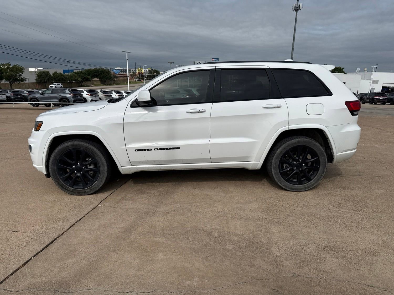 Used 2018 Jeep Grand Cherokee Altitude RWD image 4