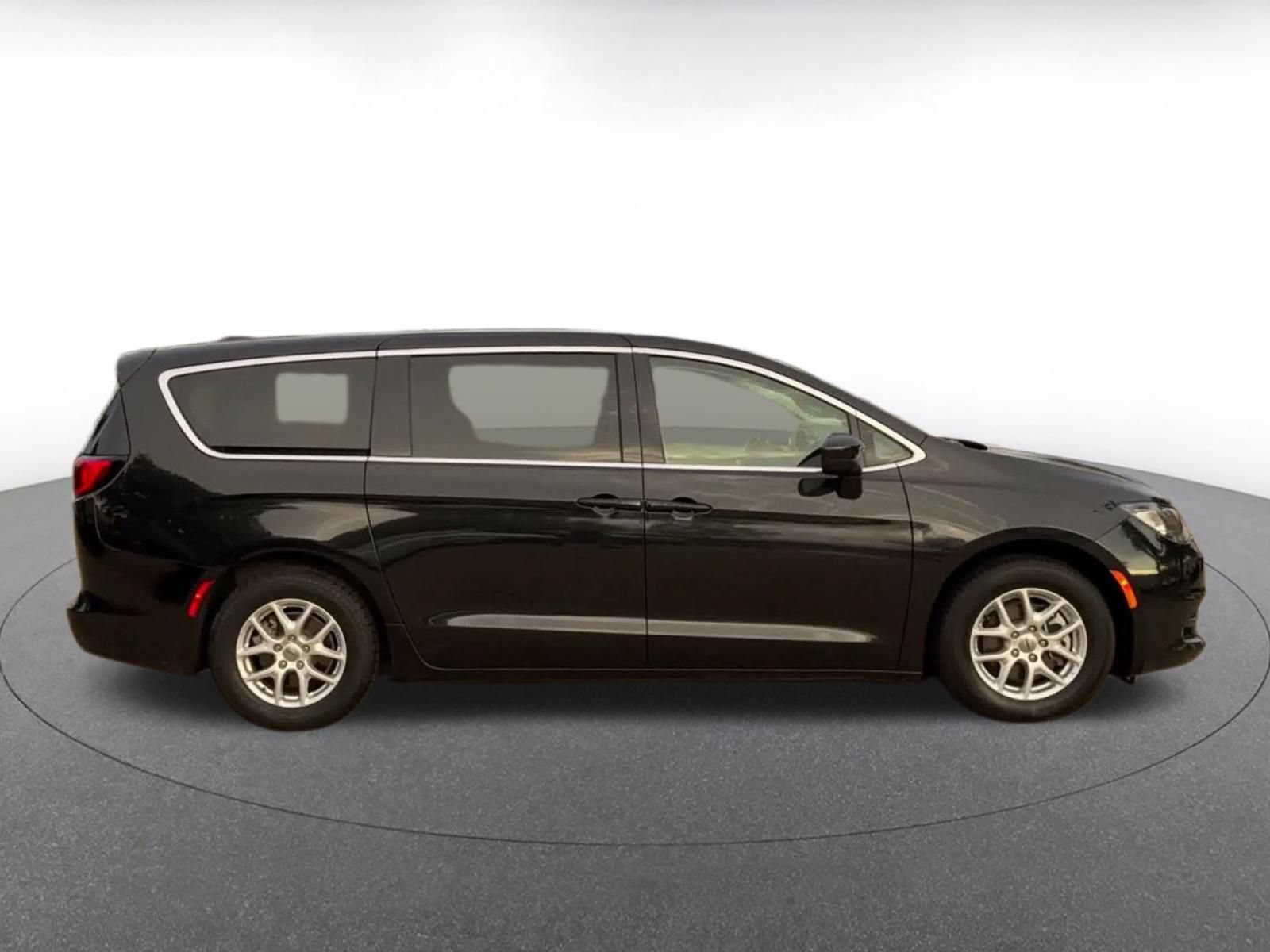 Used 2023 Chrysler Voyager LX FWD image 15