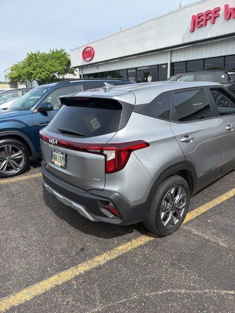 Used 2025 Kia Seltos LX AWD/4WD image 3