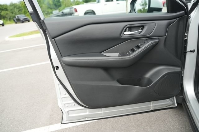 Used 2025 Nissan Rogue SV FWD image 13
