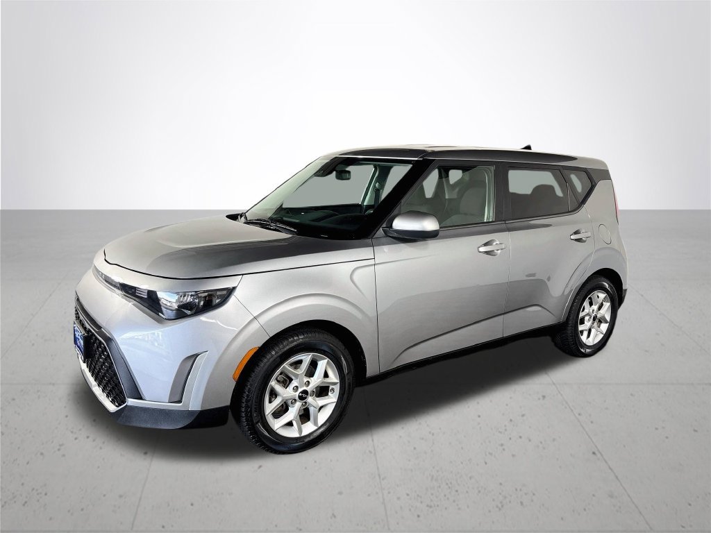 Used 2023 Kia Soul LX w/ LX Technology Package FWD image 2