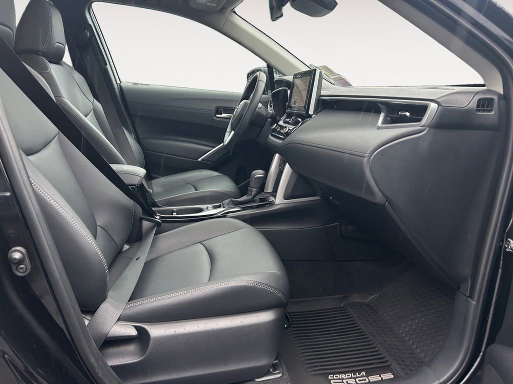 Used 2024 Toyota Corolla Cross XLE w/ Convenience Package image 10
