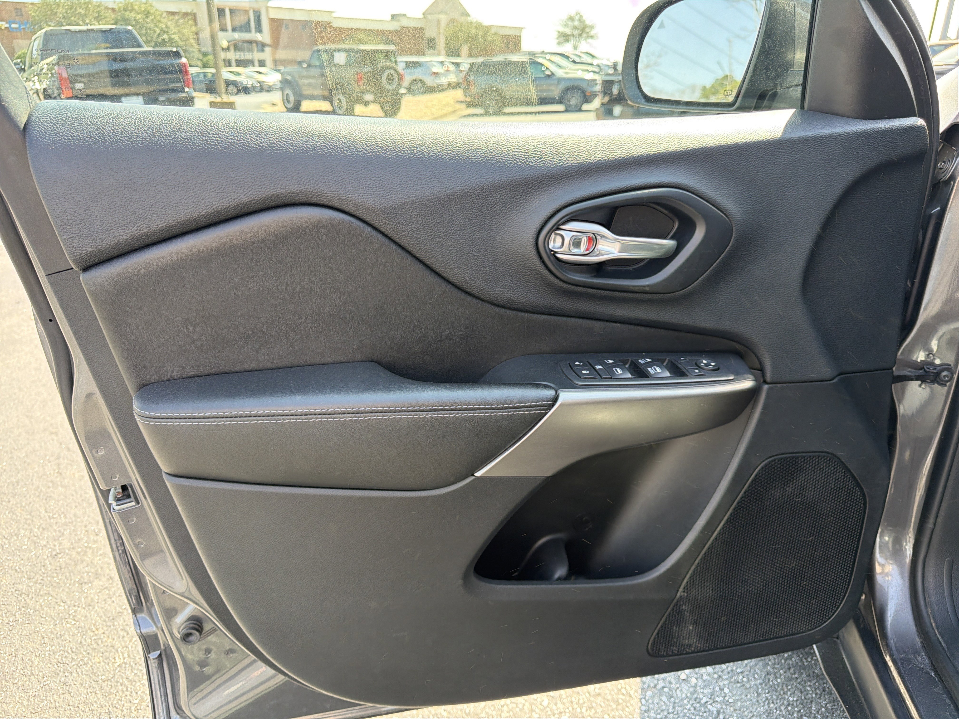 Used 2019 Jeep Cherokee Latitude Plus image 10