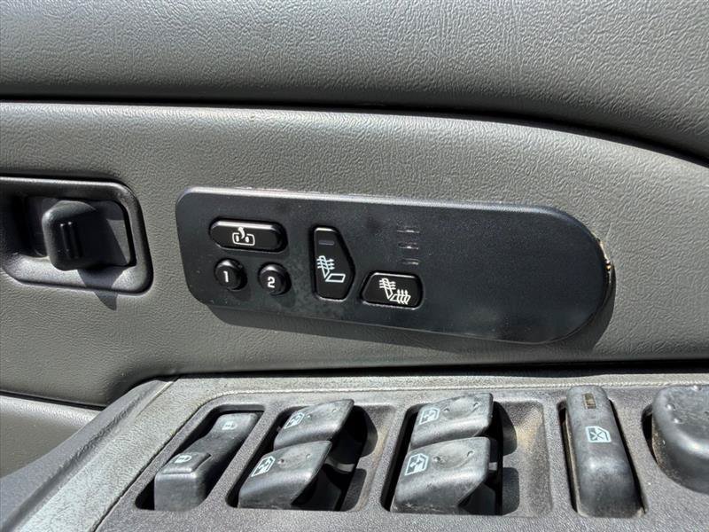 Used 2005 Chevrolet Silverado 2500 LT w/ Heavy-Duty Power Package AWD/4WD image 10