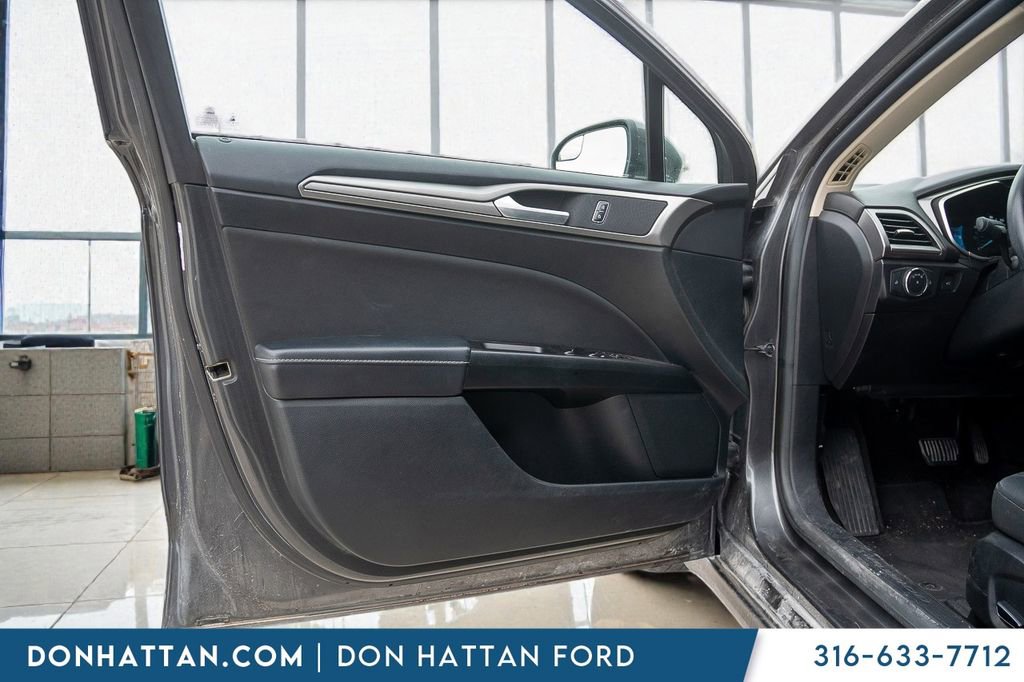 Used 2017 Ford Fusion SE w/ Fusion SE Technology Package image 14