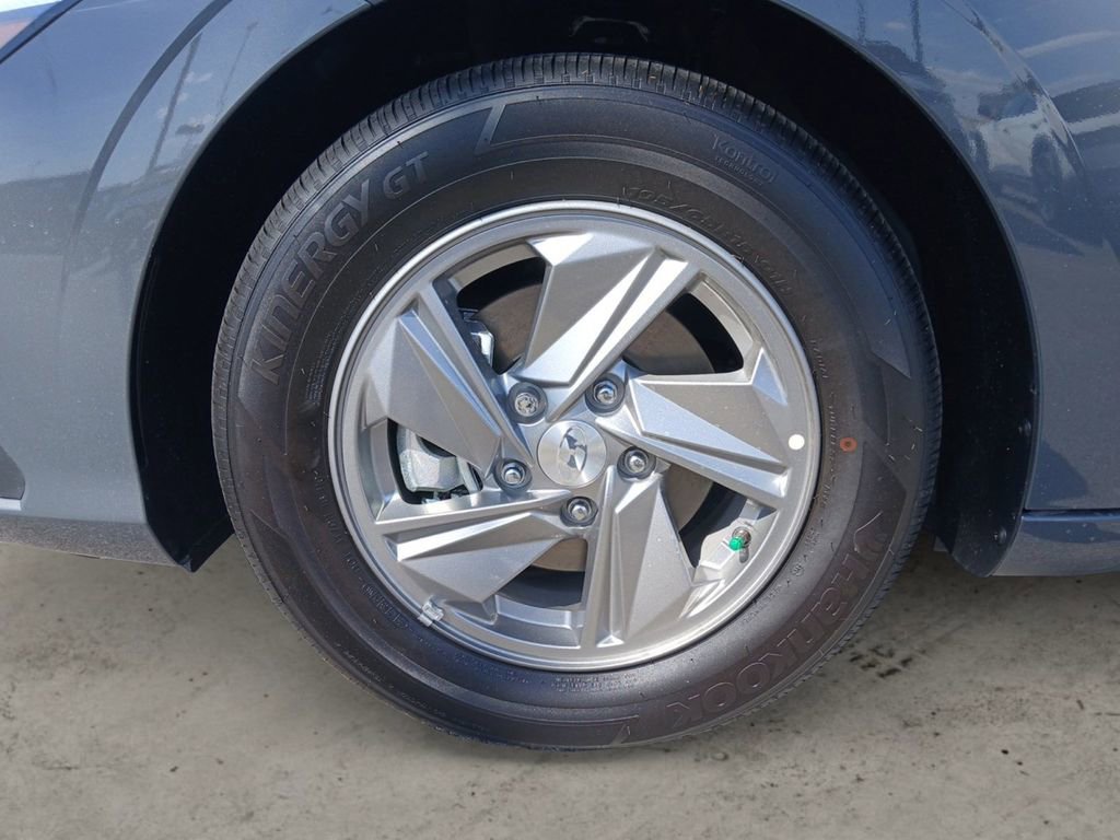 Used 2025 Hyundai Elantra SE FWD image 14