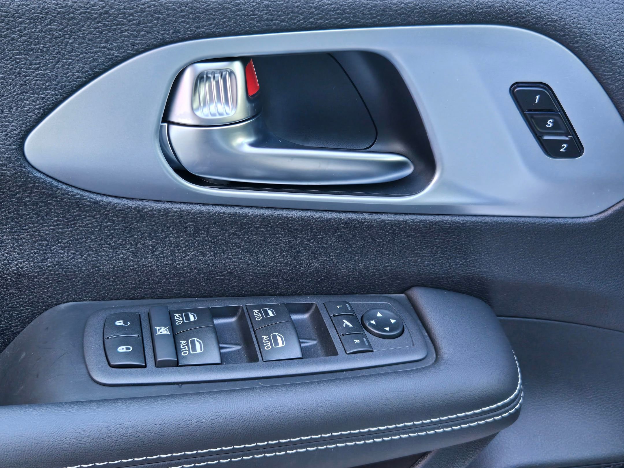 New 2026 Chrysler Pacifica Limited w/ Uconnect Theater Family Group image 19