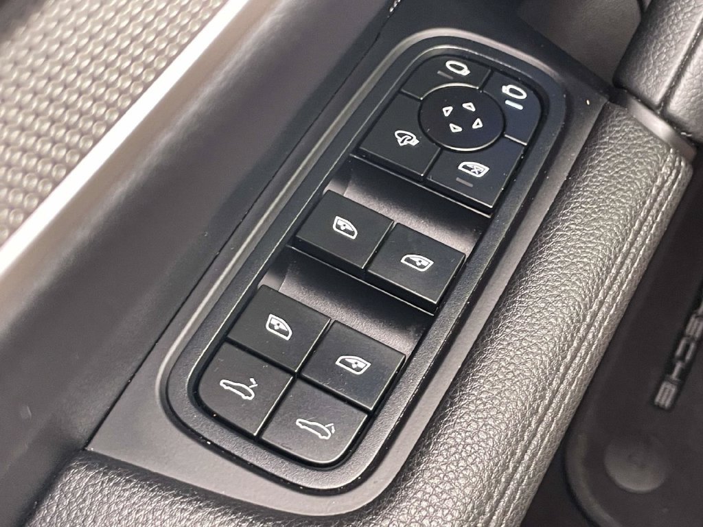 Certified 2025 Porsche Cayenne AWD/4WD image 36