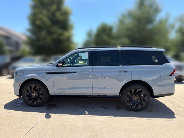 New 2026 Lincoln Navigator Reserve w/ Jet Appearance Package AWD/4WD image 10