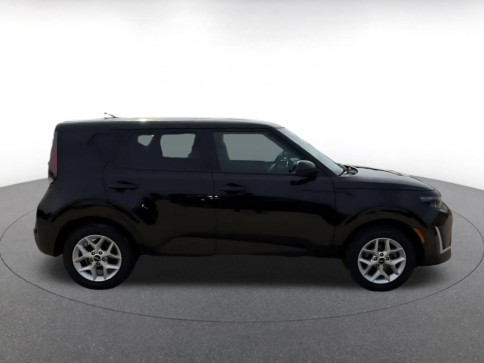 Used 2025 Kia Soul LX w/ LX Technology Package FWD image 15