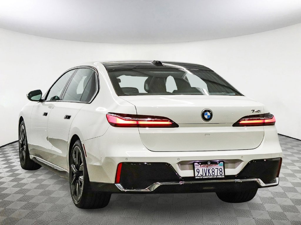 Used 2023 BMW 740i w/ Parking Assistance Package RWD image 8