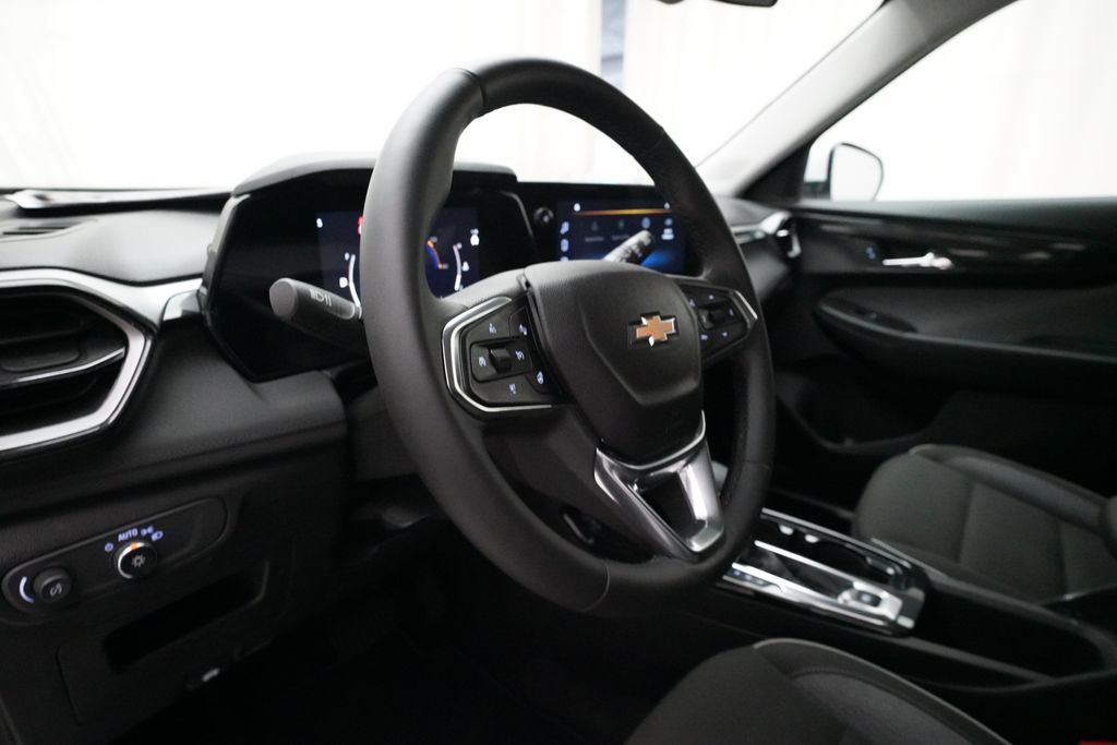 Used 2025 Chevrolet TrailBlazer LT w/ LT Cold Weather Package AWD/4WD image 8