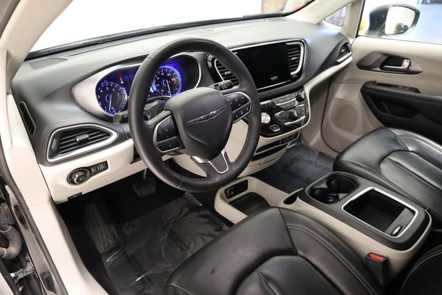 Used 2023 Chrysler Pacifica Touring-L image 12