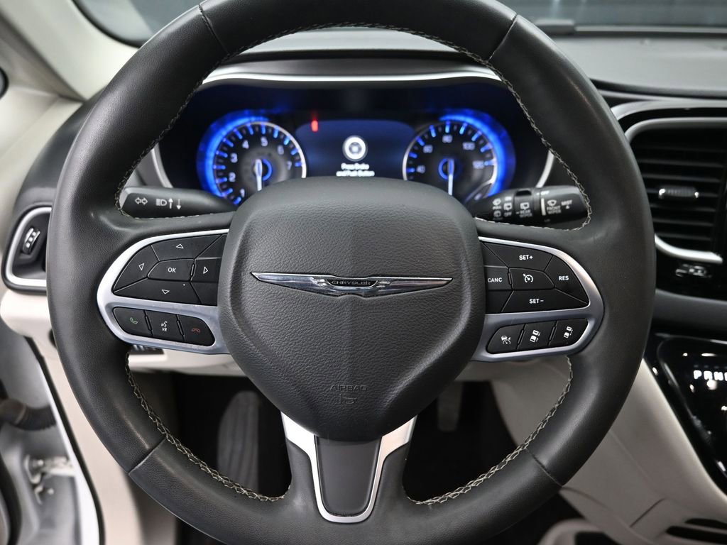 Used 2022 Chrysler Pacifica Touring-L image 16