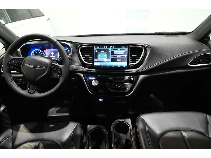 Used 2023 Chrysler Pacifica Touring-L w/ S Appearance Package image 23