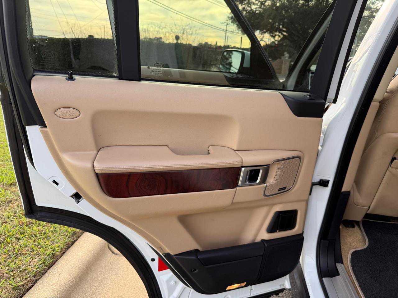 Used 2012 Land Rover Range Rover HSE image 17