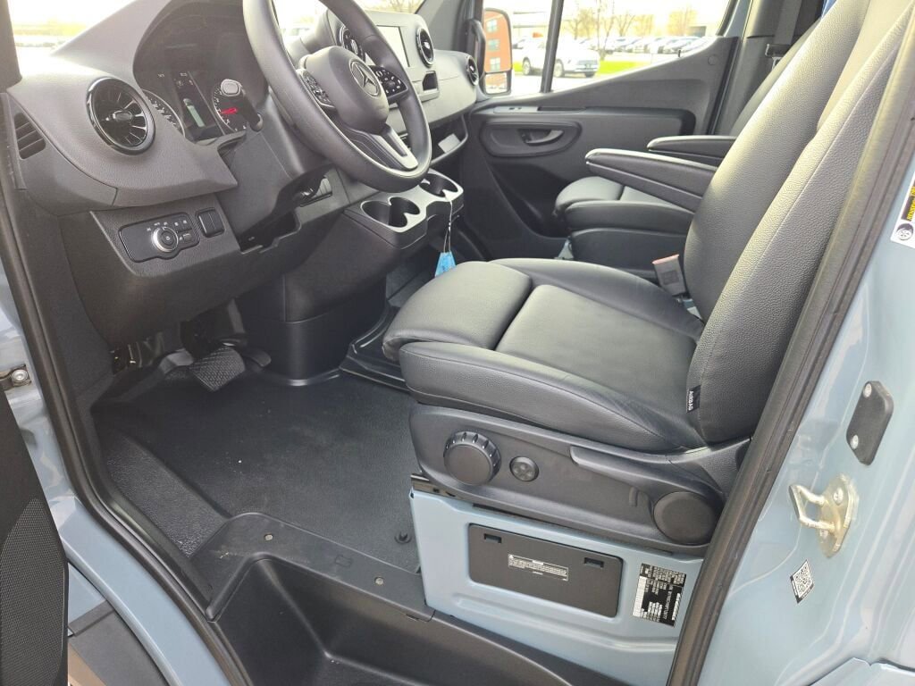 Used 2023 Mercedes-Benz Sprinter 2500 image 25