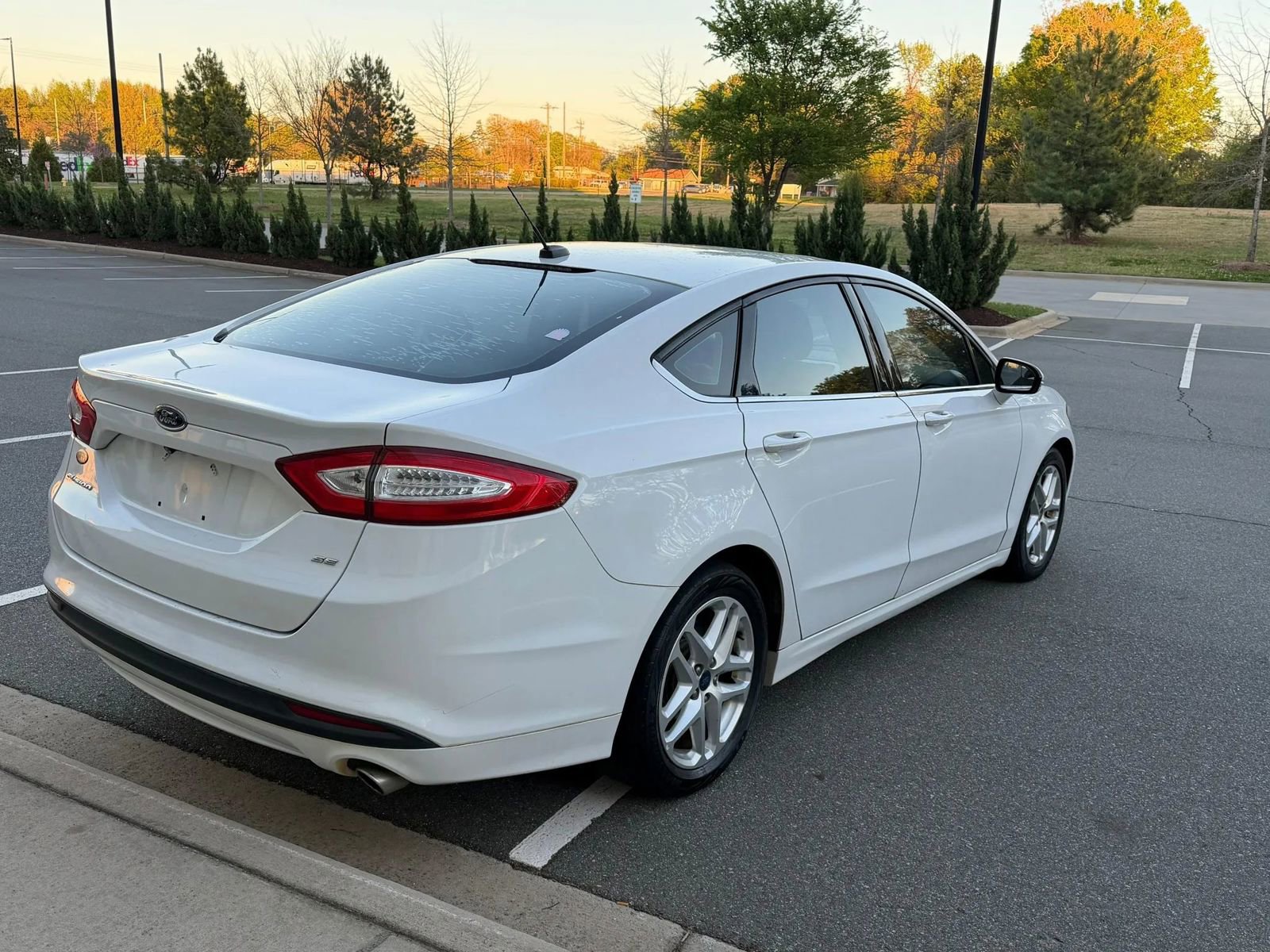 Used 2015 Ford Fusion SE image 10