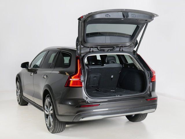 Used 2025 Volvo V60 B5 Cross Country Plus image 6