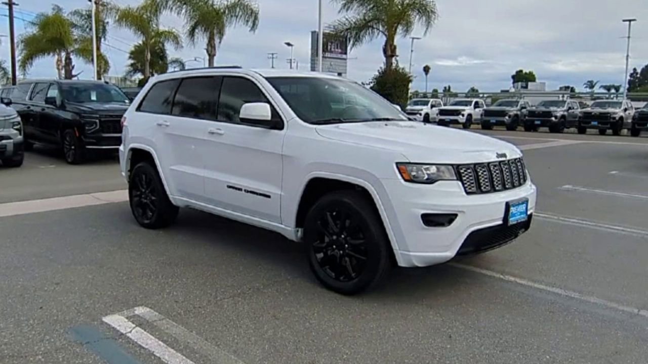 Used 2021 Jeep Grand Cherokee Laredo X AWD/4WD image 2