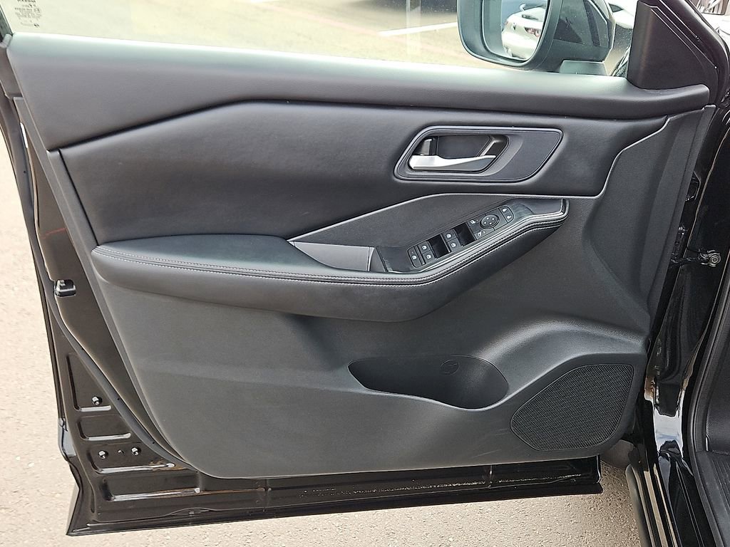 Used 2025 Nissan Rogue SV image 15