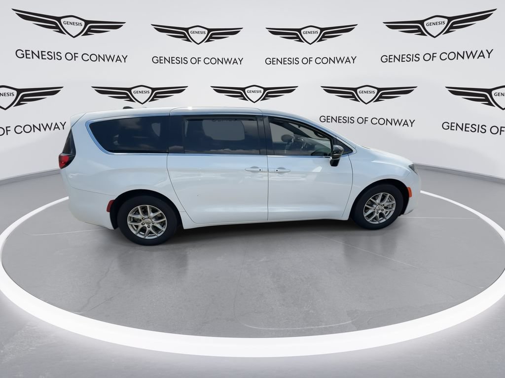 Used 2025 Chrysler Voyager LX FWD image 9