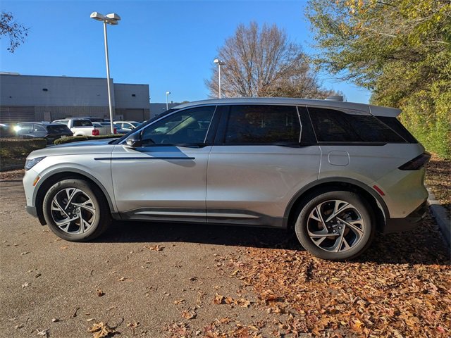 Used 2024 Lincoln Nautilus Premier image 2