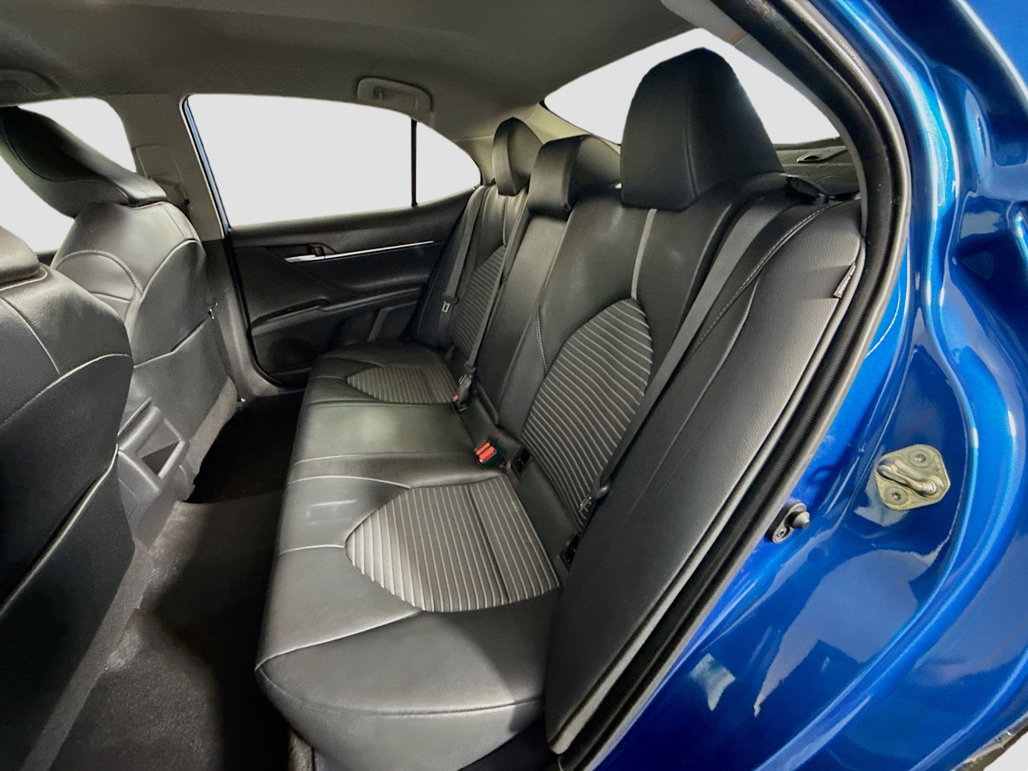 Used 2020 Toyota Camry SE w/ Carpet Mat Package image 24