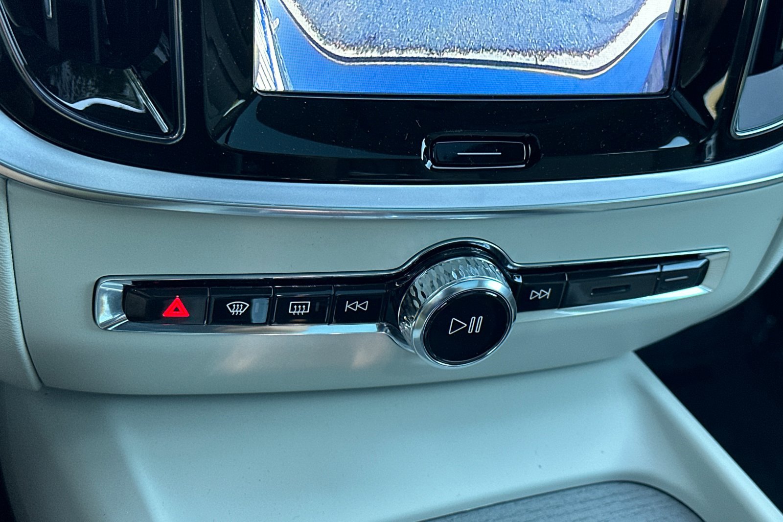 New 2026 Volvo V60 B5 Cross Country Ultra w/ Climate Package image 19