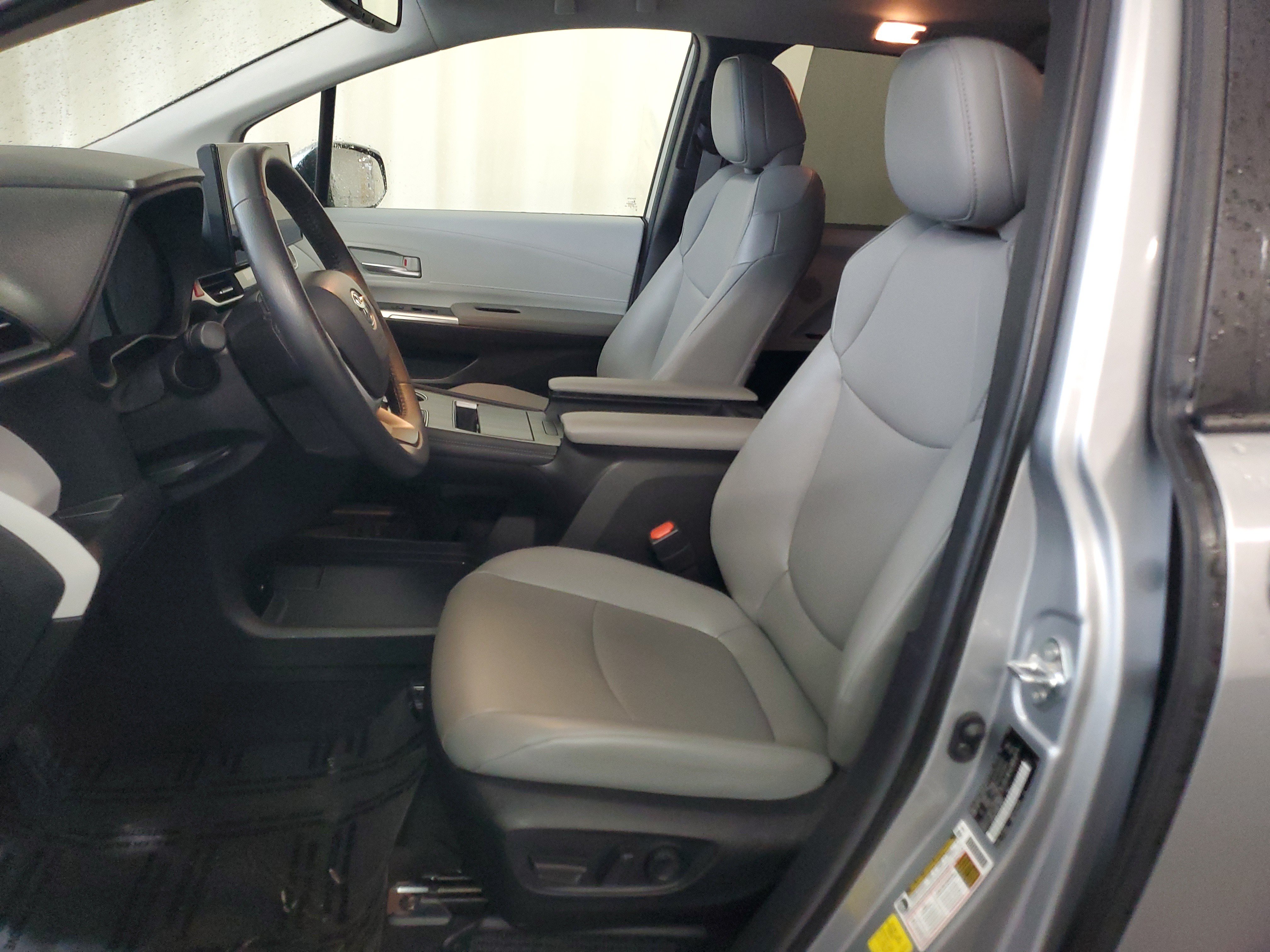 Certified 2025 Toyota Sienna XLE FWD image 21