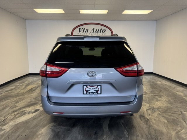 Used 2018 Toyota Sienna LE w/ Carpet Mat Package FWD image 6