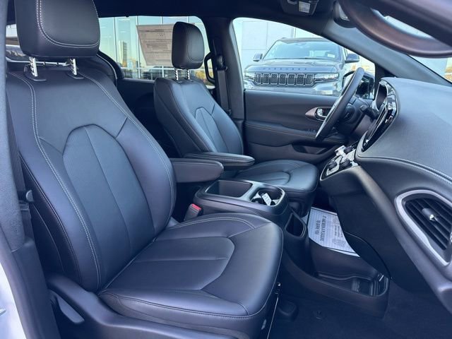 New 2026 Chrysler Pacifica Select image 30