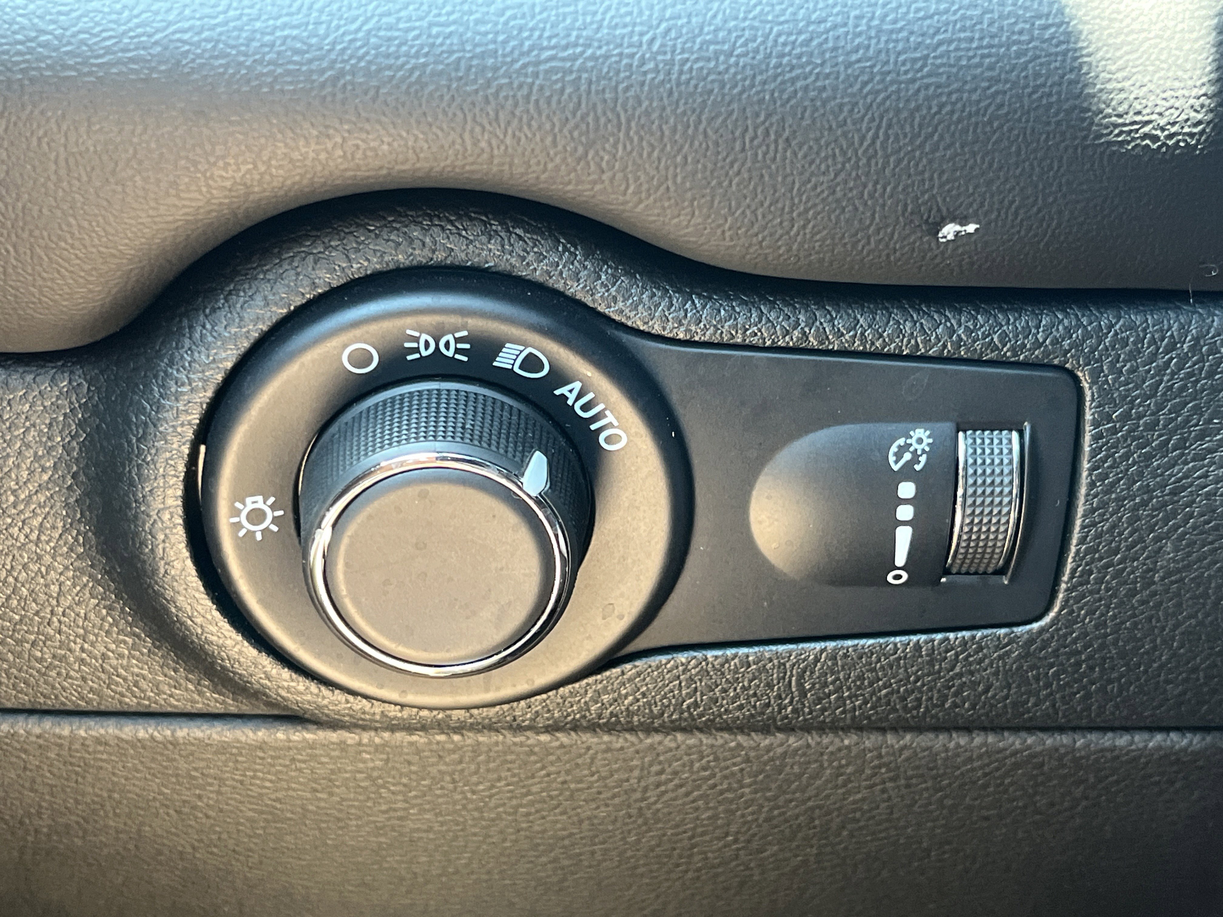 Used 2025 Dodge Durango GT RWD image 13