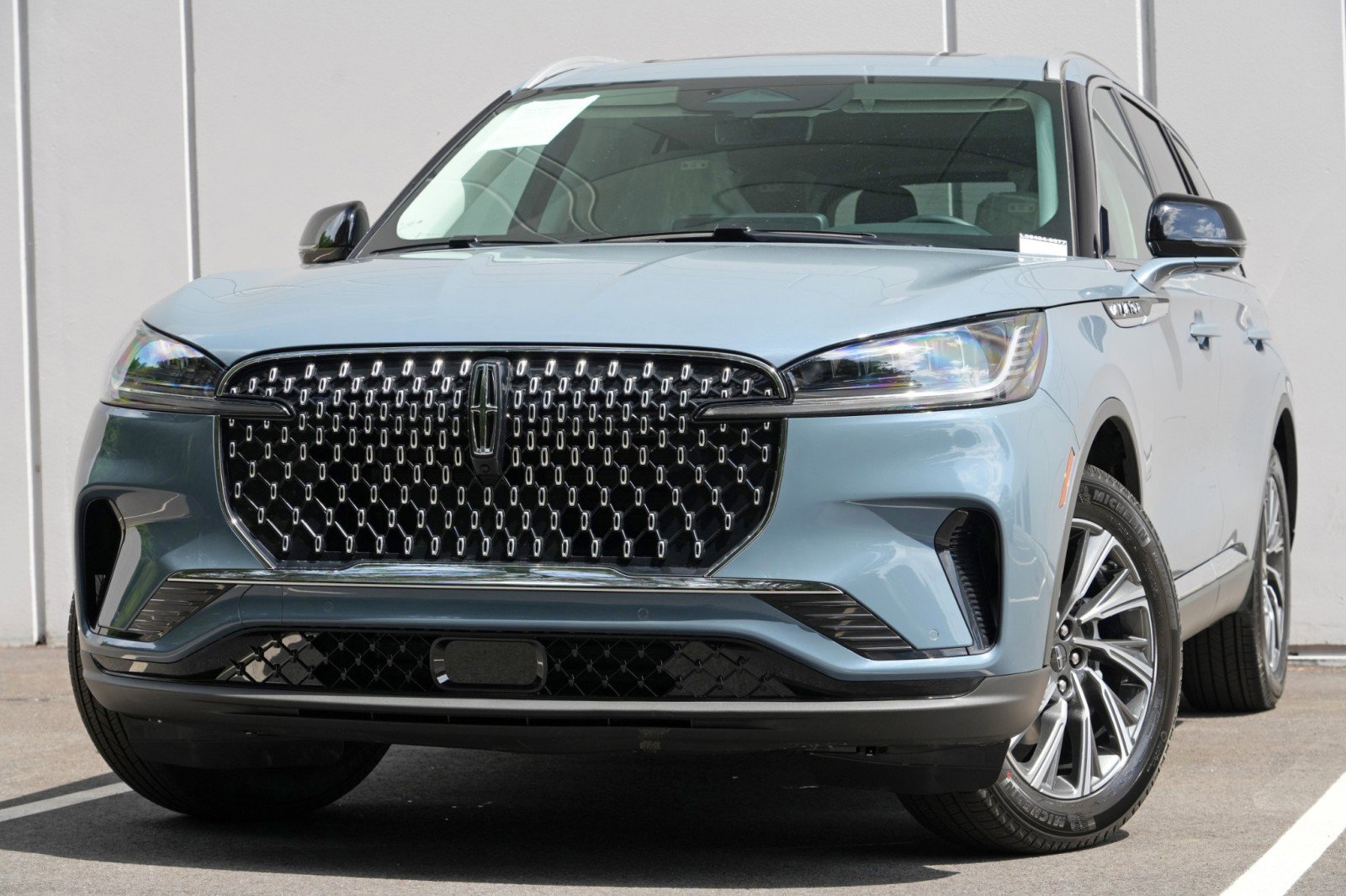 Used 2026 Lincoln Aviator AWD image 3